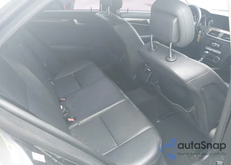 2014 Mercedes-Benz C 300 Luxury 4Matic z USA, uszkodzony, nr VIN WDDGF8AB0ER303512